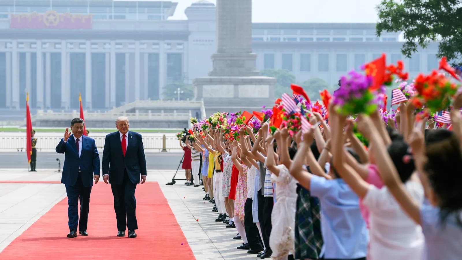 Xi Jinping e Donald Trump lado a lado em cerimônia oficial com bandeiras dos EUA e da China ao fundo