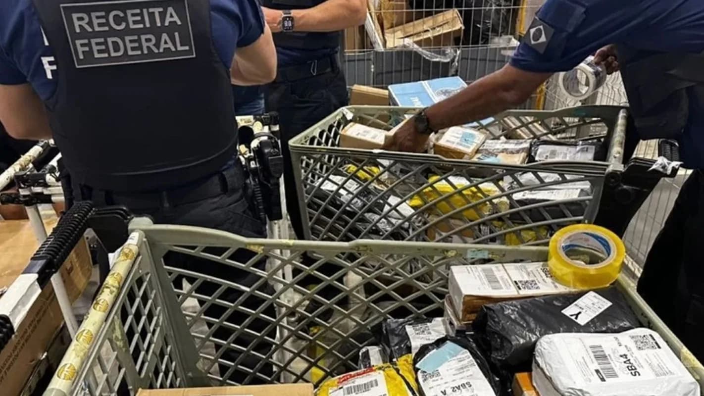 Agentes da Receita Federal inspecionam encomendas em ação de fiscalização aduaneira