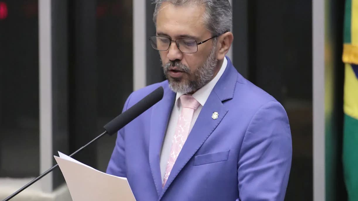 Governador do Ceará, Elmano de Freitas, discursa em tribuna durante sessão na Câmara dos Deputados