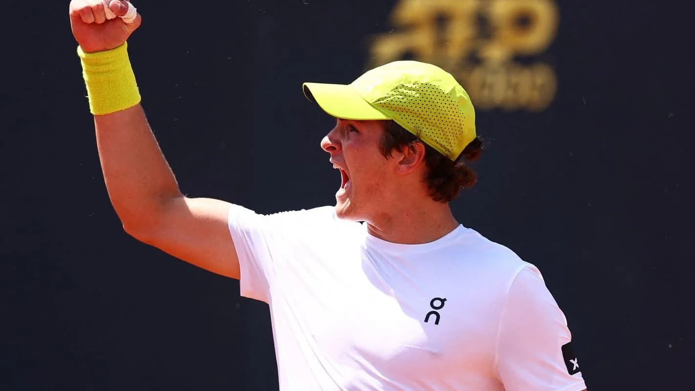 João Fonseca comemora ponto em partida de tênis, foto de arquivo