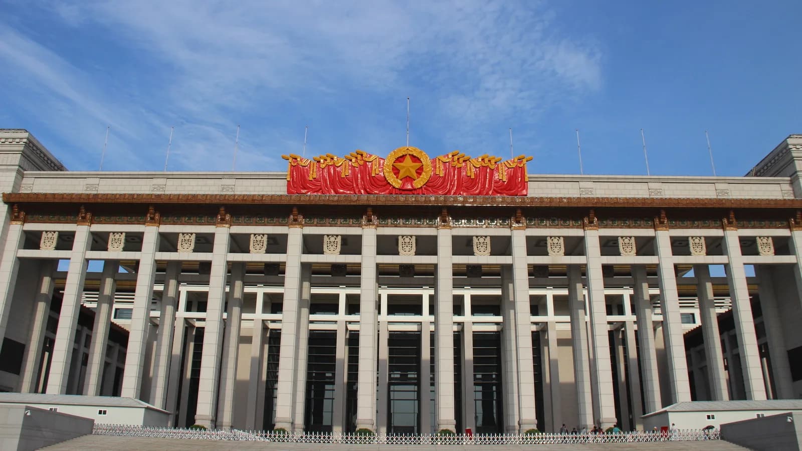 Fachada do Museu Nacional da China, em Pequim, com faixas vermelhas na entrada