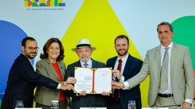 Foto de arquivo: o presidente Luiz Inácio Lula da Silva, de chapéu claro, exibe a medida provisória do Novo Desenrola Brasil assinada em cerimônia no Palácio do Planalto, acompanhado de quatro autoridades