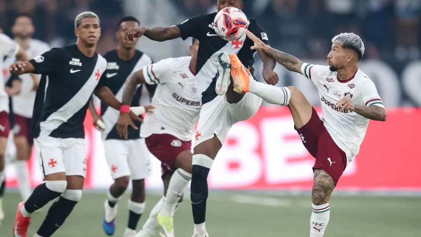 Jogadores do Vasco e do Fluminense disputam bola durante partida