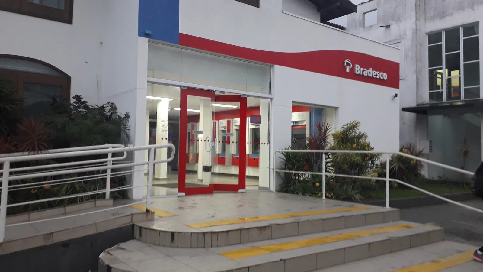 Fachada de agência do Bradesco