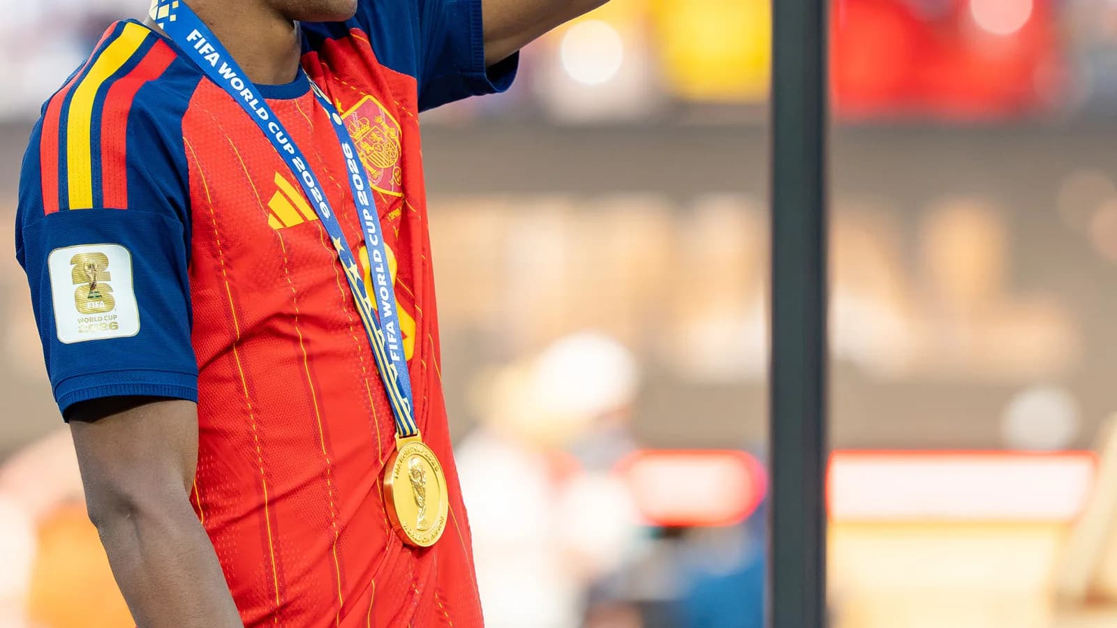 Lamine Yamal comemora com medalha após título da Espanha, apontando para a torcida