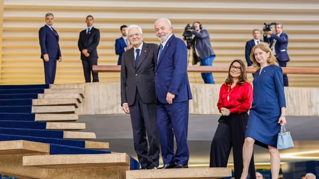 Janja Lula da Silva, de blusa vermelha, ao lado do presidente Lula em evento oficial