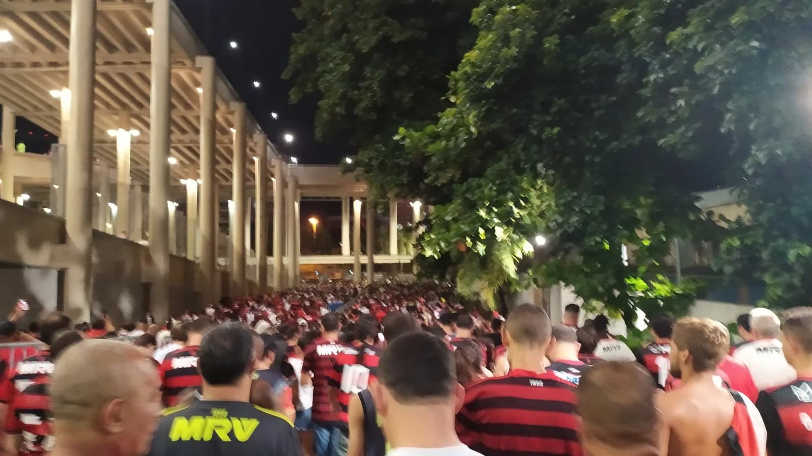 Torcedores do Flamengo deixando o Maracanã após jogo, foto de arquivo