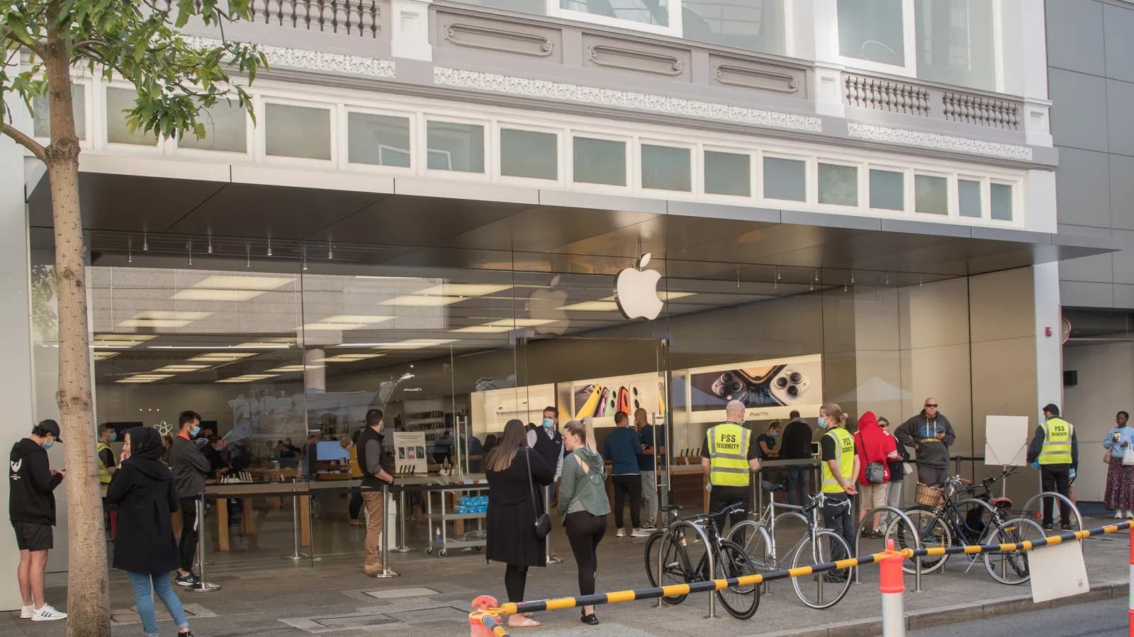 Fachada de loja da Apple com pessoas passando na calçada, foto de arquivo