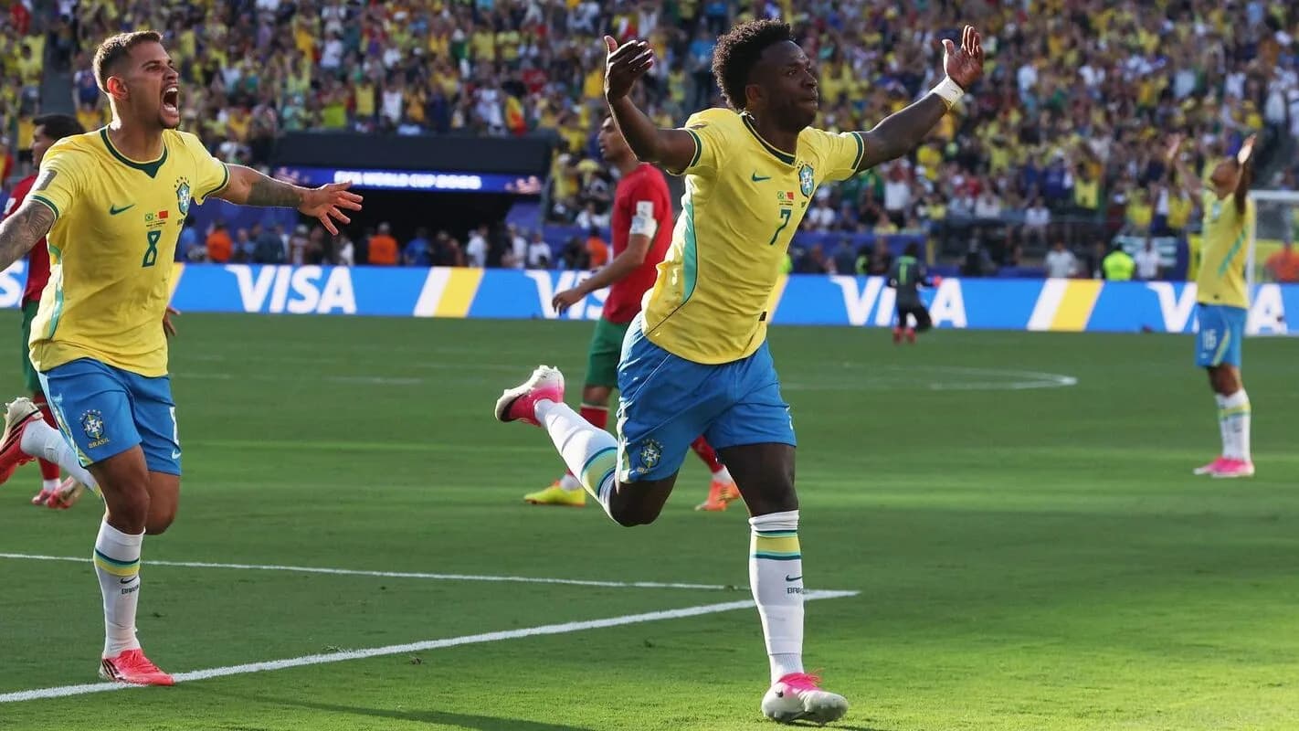 Raphinha e Vini Jr. comemoram gol pela seleção brasileira na Copa do Mundo de 2026