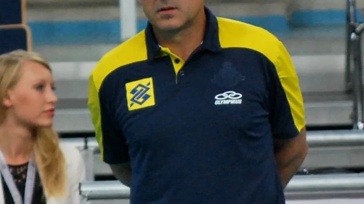 Técnico José Roberto Guimarães à beira da quadra com uniforme da seleção brasileira de vôlei
