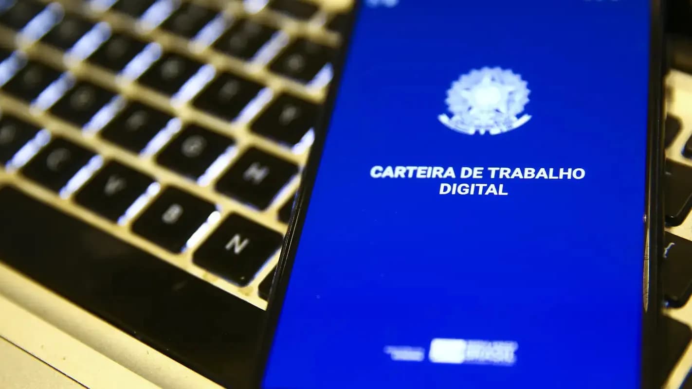 Aplicativo Carteira de Trabalho Digital aberto na tela de um smartphone