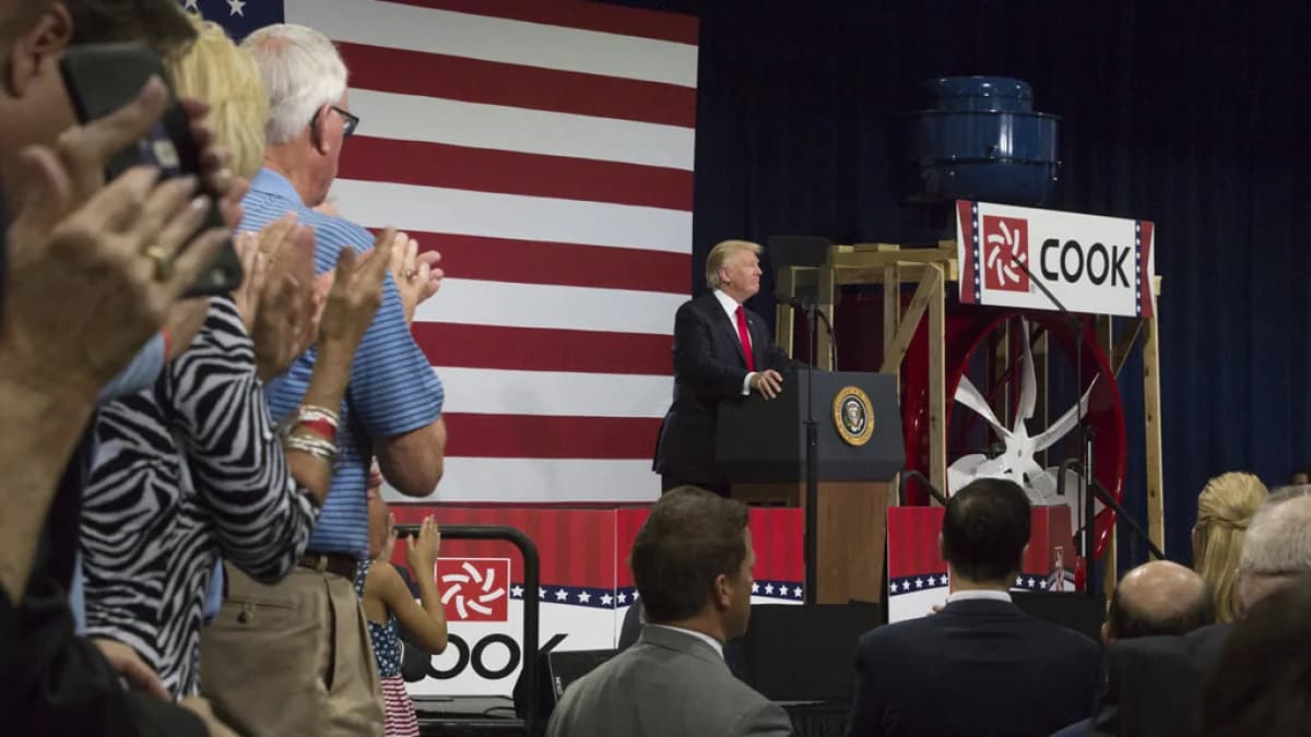 Donald Trump discursa em púlpito durante evento de campanha nos Estados Unidos
