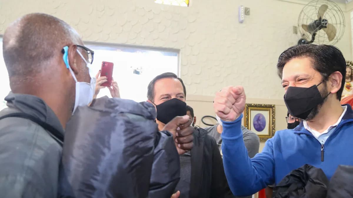 Prefeito Ricardo Nunes cumprimenta pessoas durante evento oficial em São Paulo
