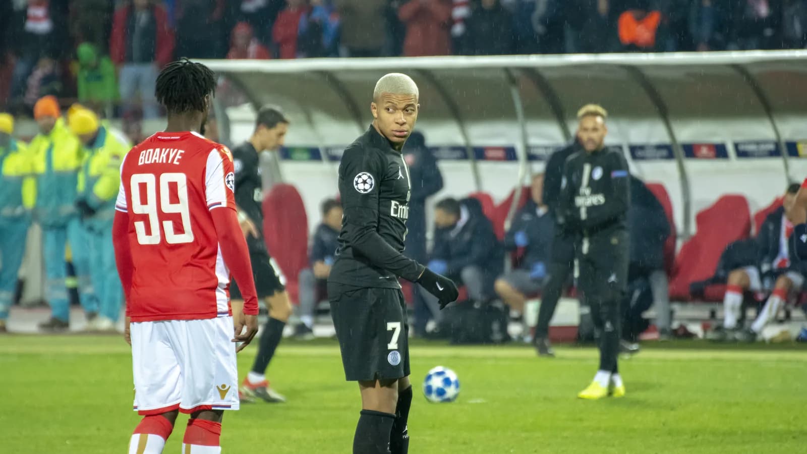 Kylian Mbappé em campo durante partida de futebol, foto de arquivo