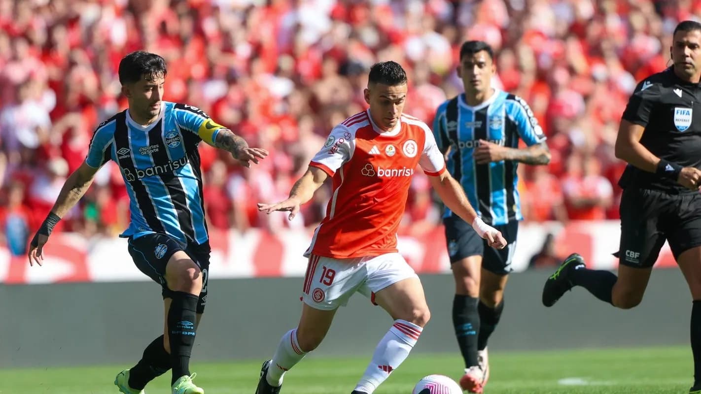 Jogador do Internacional disputa a bola com defensor do Grêmio durante Gre-Nal no Beira-Rio (foto de arquivo)