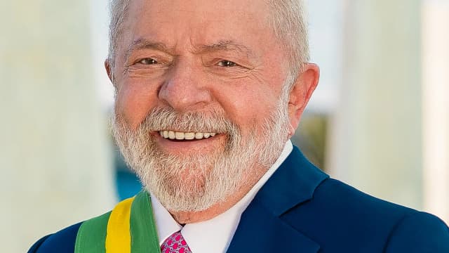 Retrato oficial do presidente Luiz Inácio Lula da Silva sorrindo, usando a faixa presidencial
