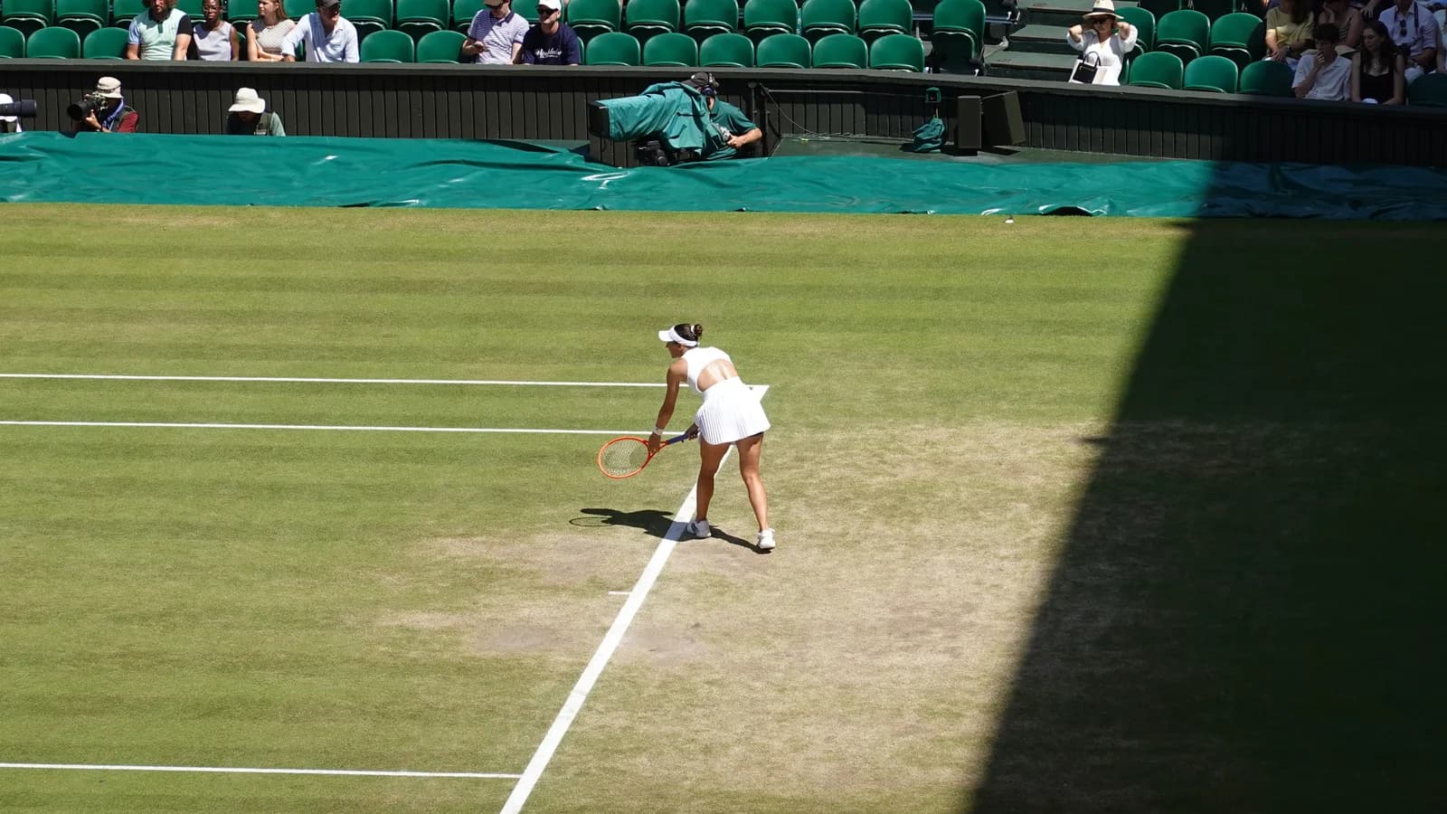 Luisa Stefani em ação durante partida de duplas em quadra de grama (foto de arquivo, Wimbledon 2026)