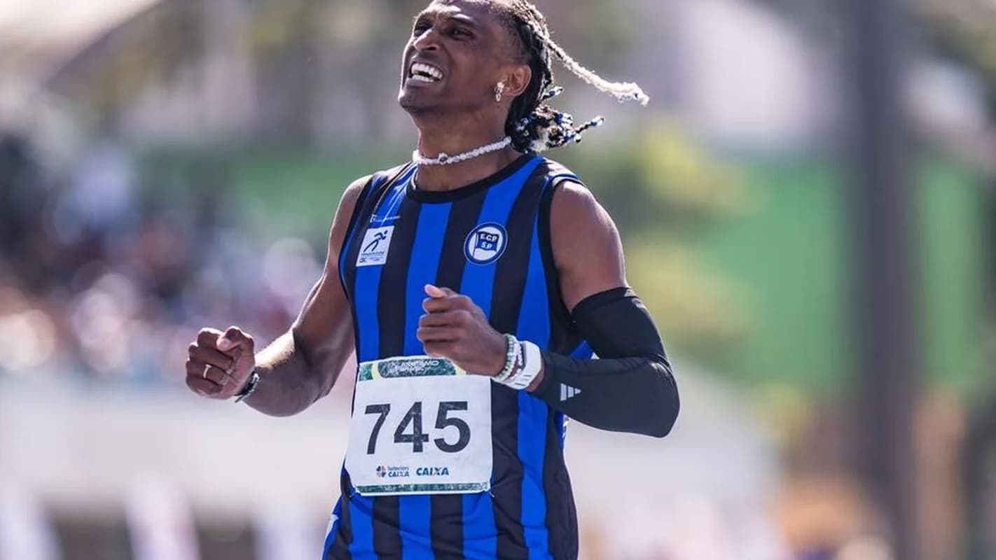Alison dos Santos comemorando vitória em pista de atletismo