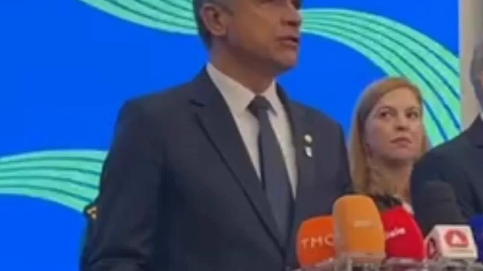 Carlos Henrique Braga, presidente do TRE-MG, fala em coletiva de imprensa com painel azul 'Eleições 2026' ao fundo