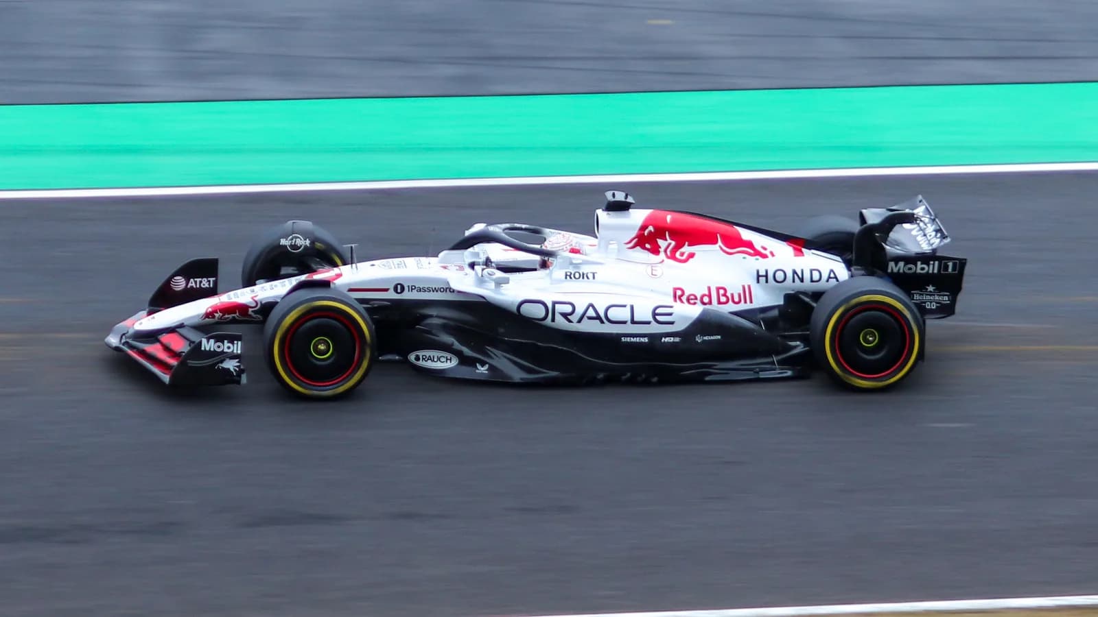 Max Verstappen pilota carro da Red Bull Racing em corrida de Fórmula 1