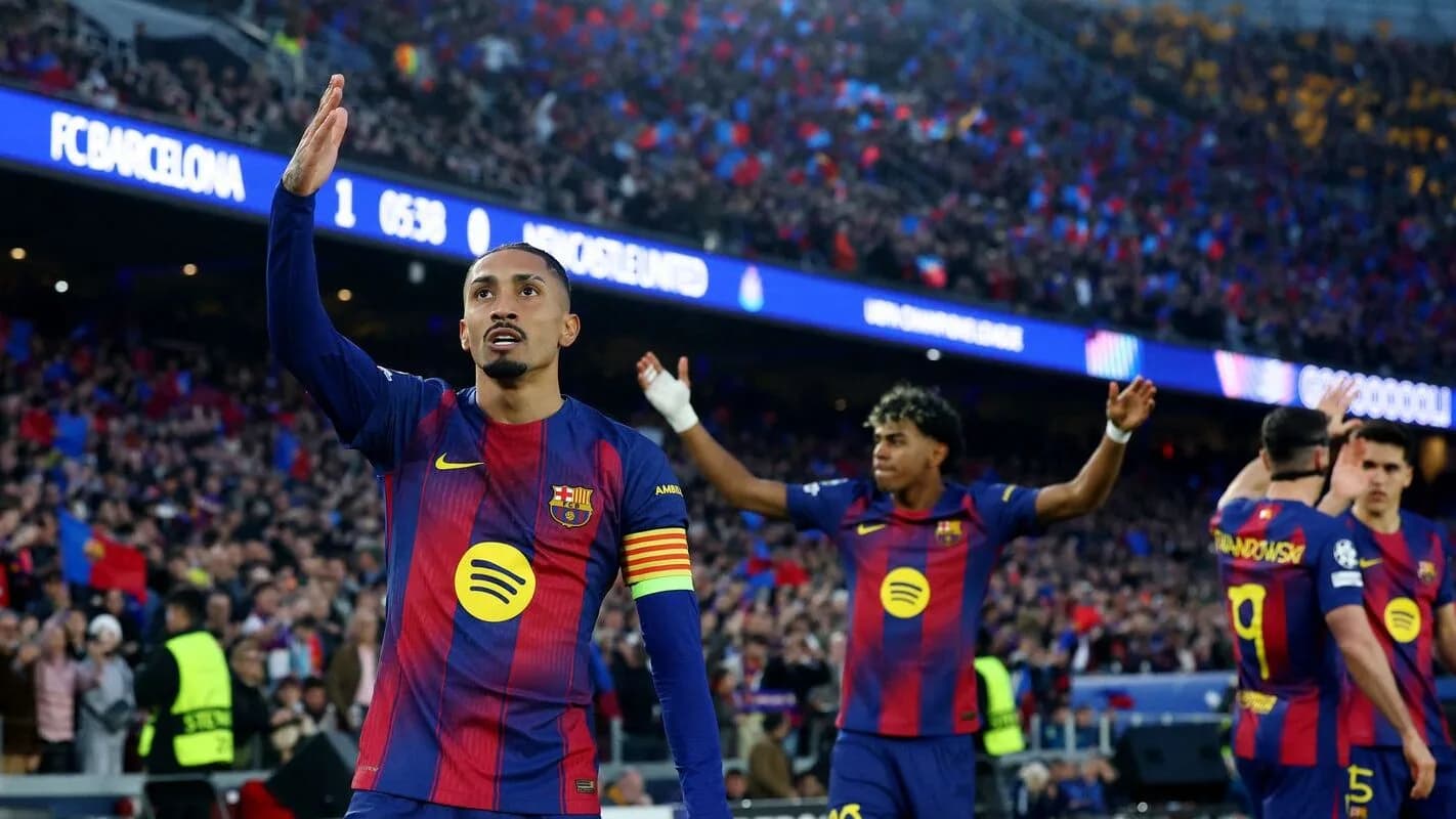 Jogadores do Barcelona comemoram gol em jogo da Champions League (foto de arquivo)
