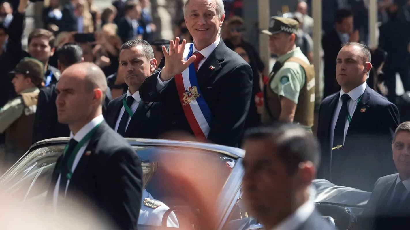 José Antonio Kast acena para apoiadores cercado por seguranças, no Chile