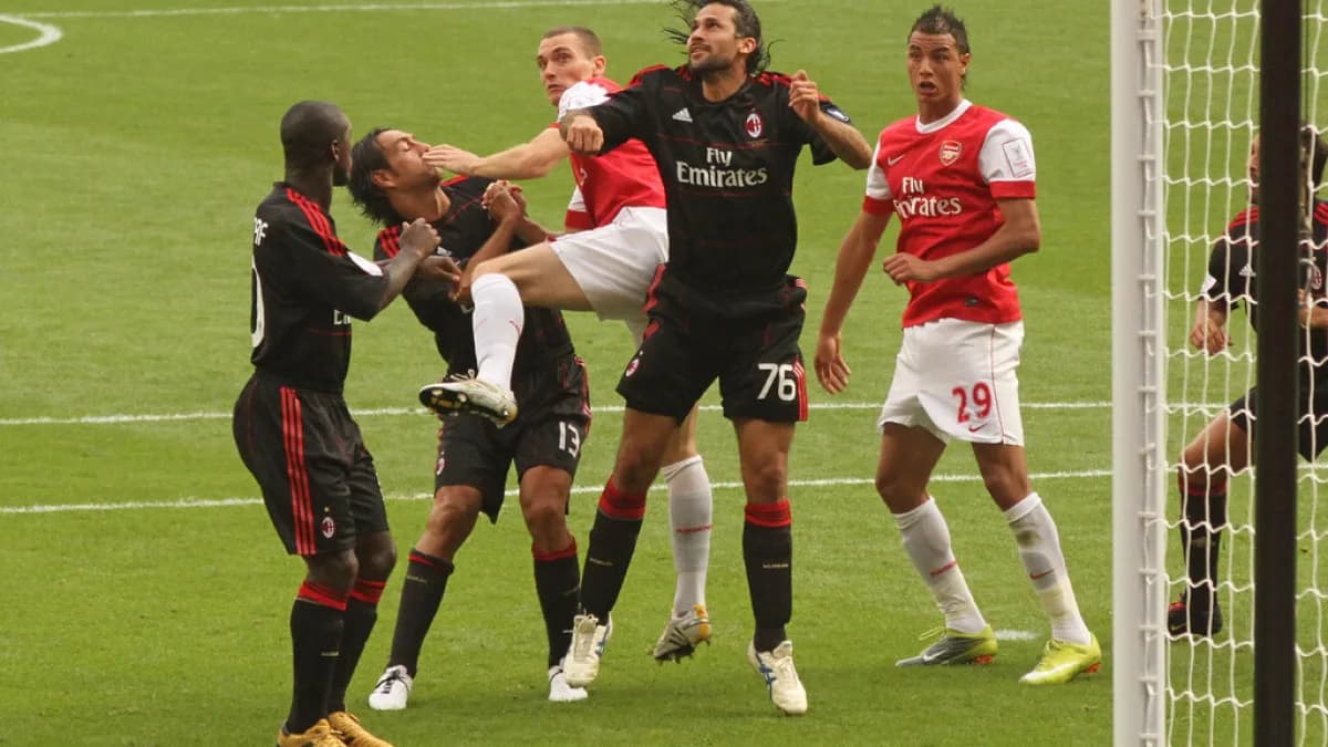 Clarence Seedorf disputa bola em ação durante época de jogador do Milan (foto de arquivo)