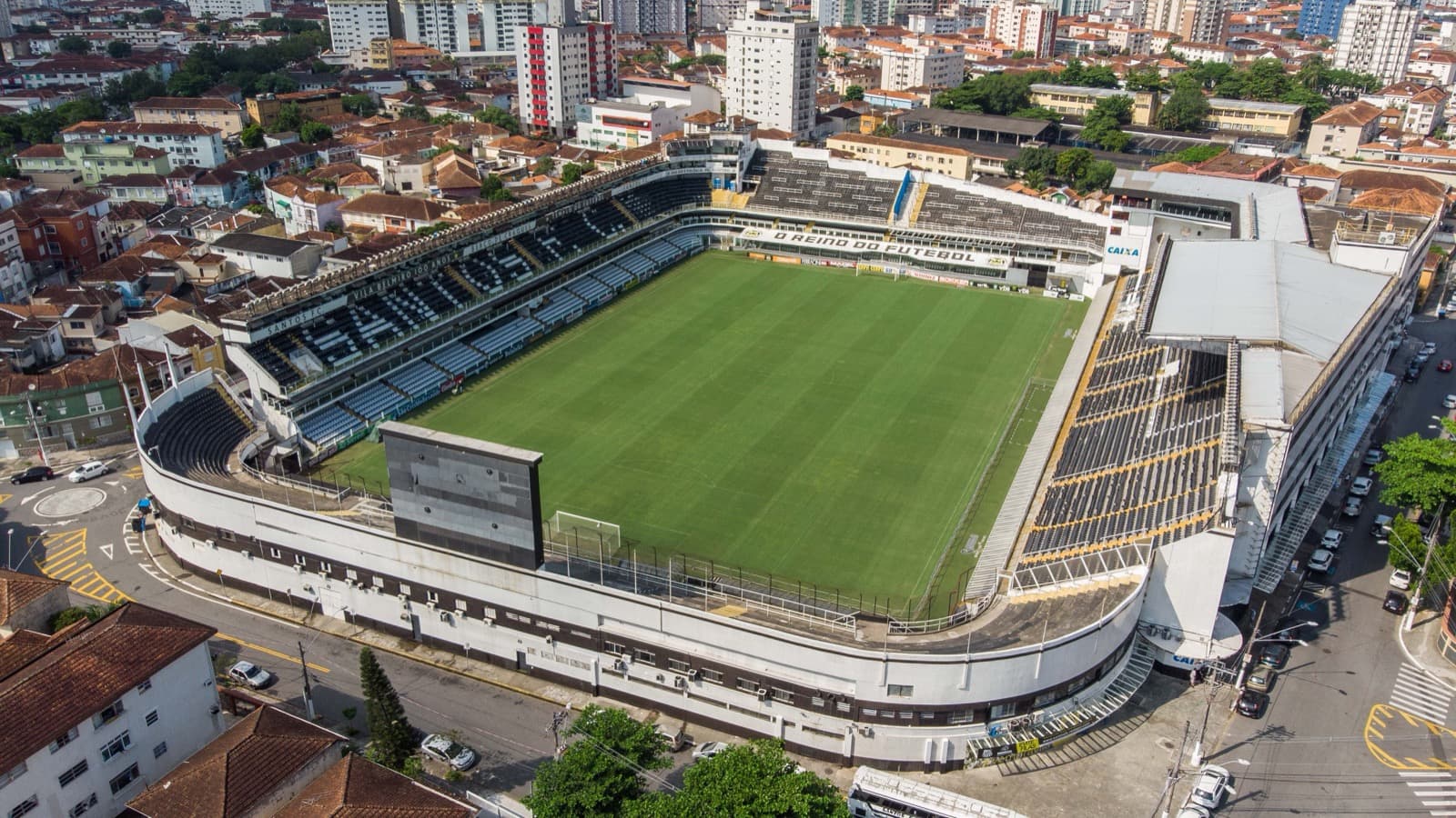 Vista aérea do Estádio Urbano Caldeira, a Vila Belmiro, em Santos (SP), cercado por prédios e casas; imagem de arquivo de 2018