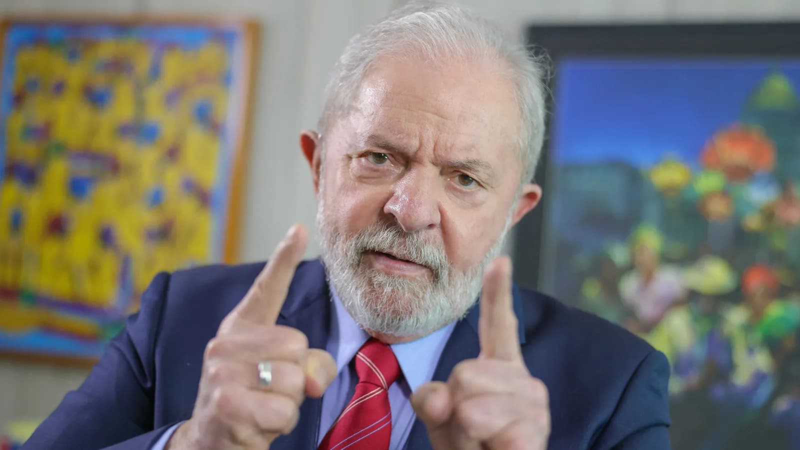 Lula, candidato à reeleição, gesticula durante entrevista (foto de arquivo)