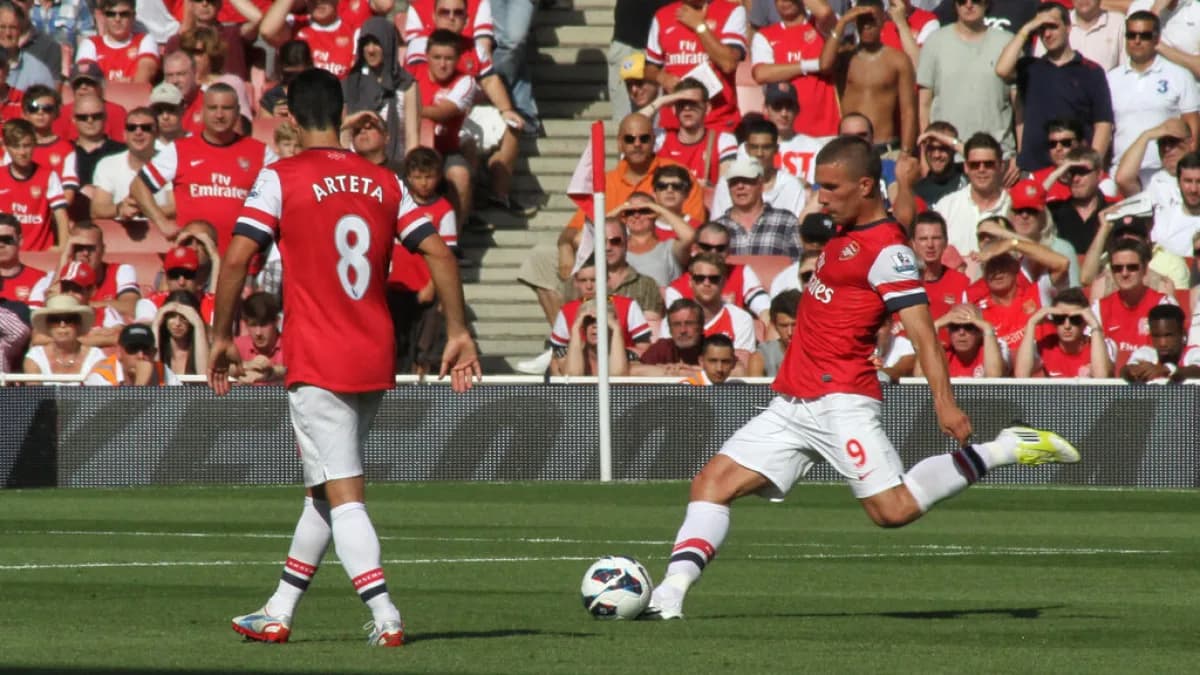 Mikel Arteta em ação como jogador do Arsenal, de camisa 8