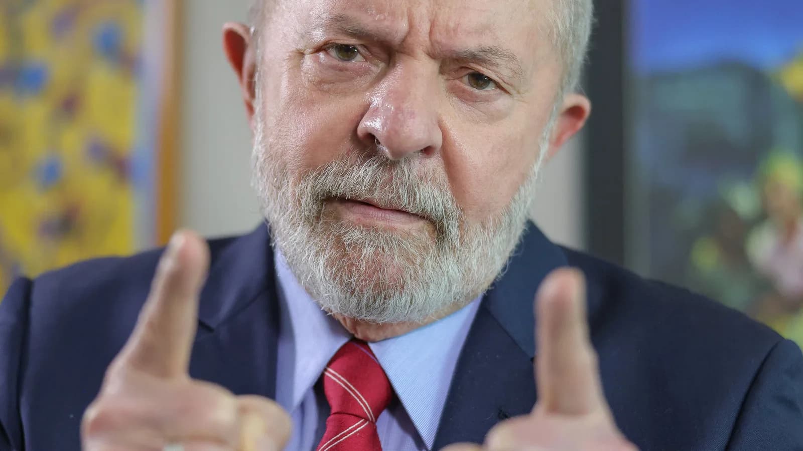 Retrato oficial do presidente Luiz Inácio Lula da Silva gesticulando com as duas mãos durante discurso
