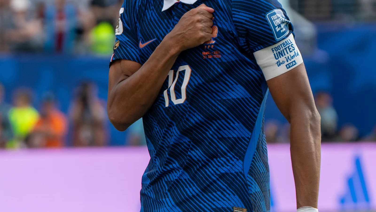 Kylian Mbappé comemora gol vestindo a camisa da seleção francesa