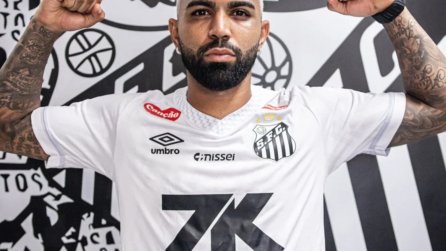 Gabigol posa com a camisa do Santos durante anúncio de sua volta ao clube
