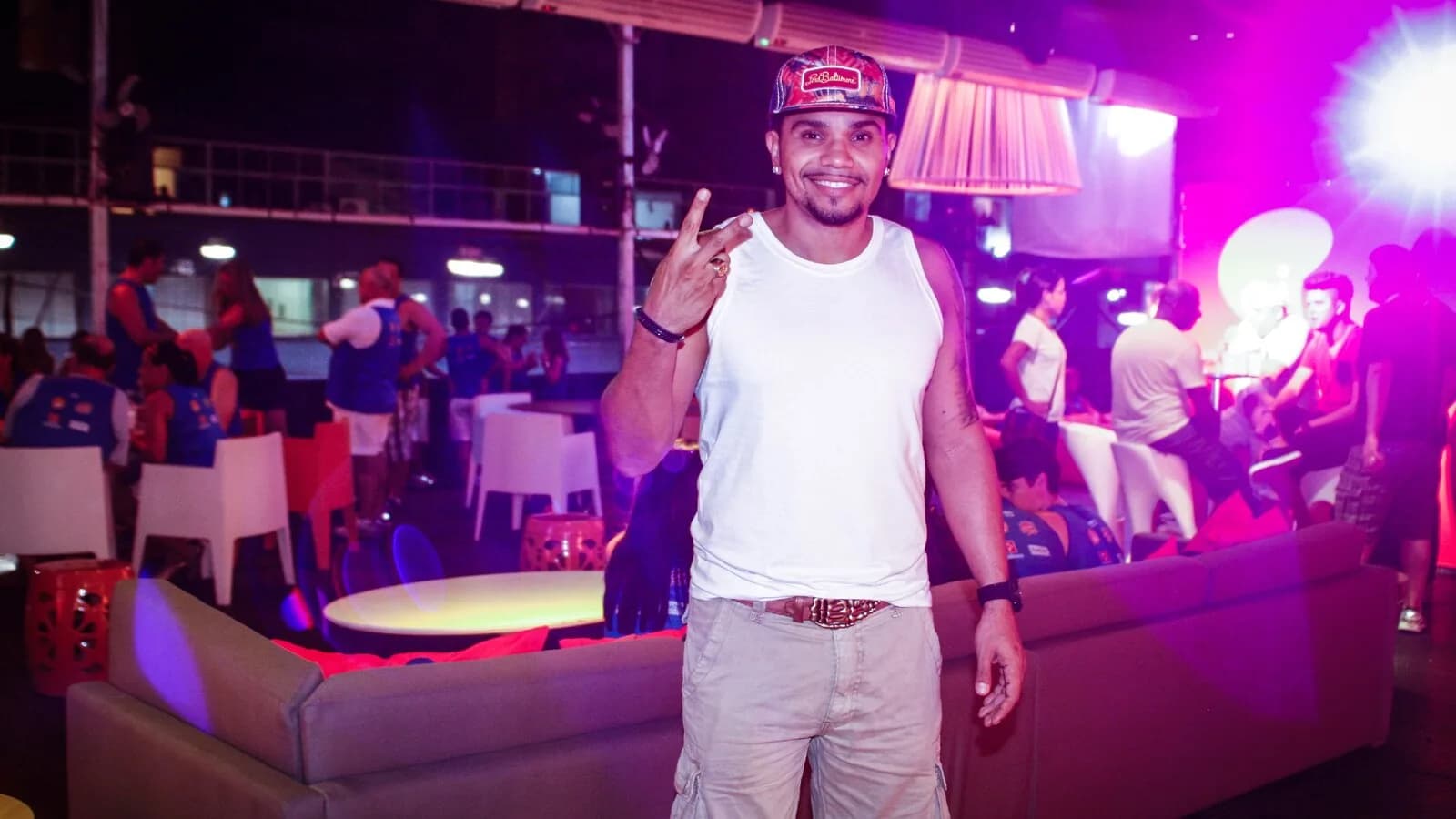 O cantor Naldo Benny sorrindo em evento