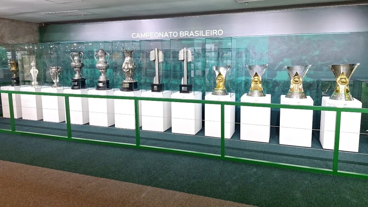 Vitrine com troféus de Campeonatos Brasileiros do Palmeiras exibidos em museu do clube