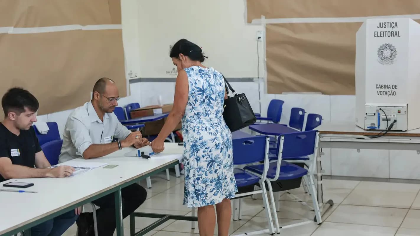 Eleitor vota em seção eleitoral durante as eleições de 2026