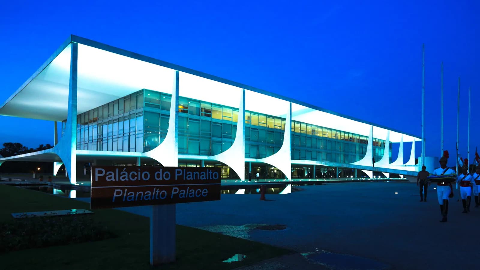 Palácio do Planalto iluminado à noite em Brasília