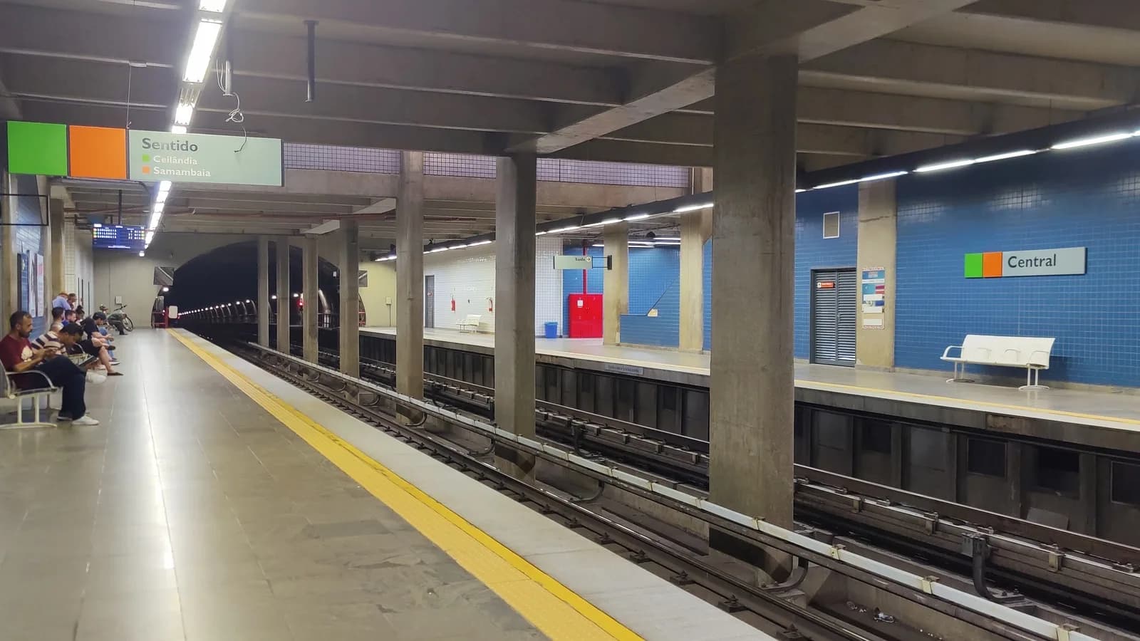 Passageiros aguardam trem na plataforma da estação Central do Metrô do Distrito Federal, em Brasília