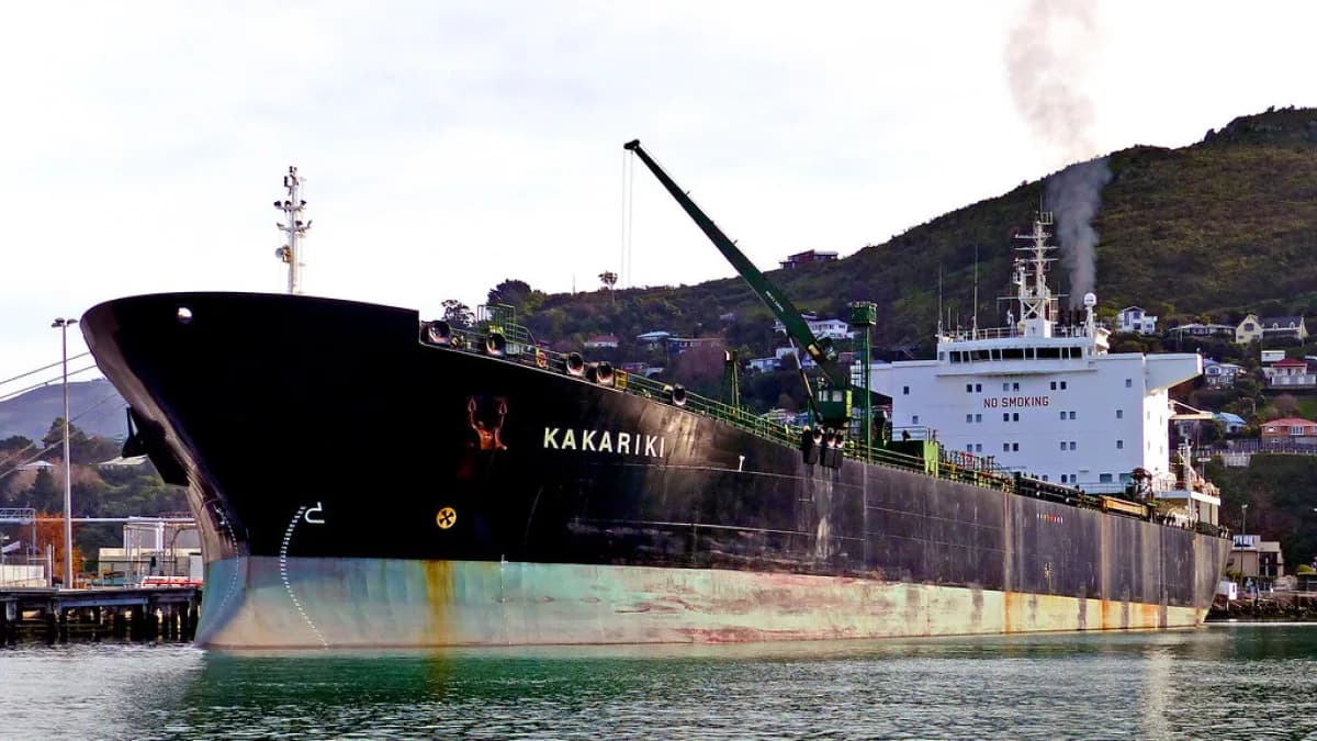Navio-tanque de petróleo navegando, imagem de arquivo ilustrando o transporte marítimo de petróleo