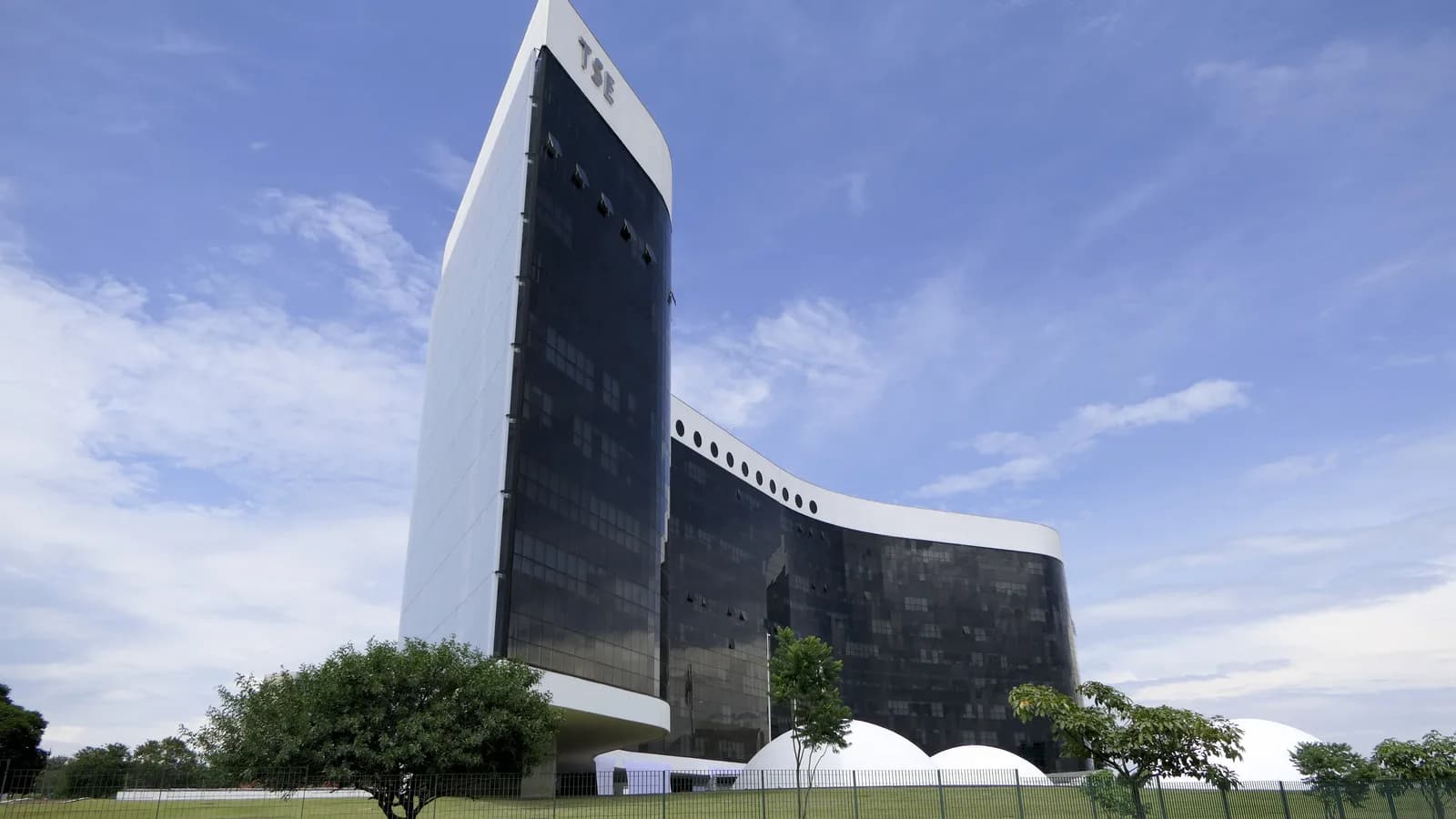 Fachada do edifício-sede do Tribunal Superior Eleitoral (TSE), em Brasília