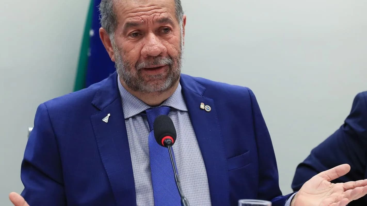 Carlos Lupi, presidente nacional do PDT, fala em coletiva de imprensa, foto de arquivo de abril de 2025