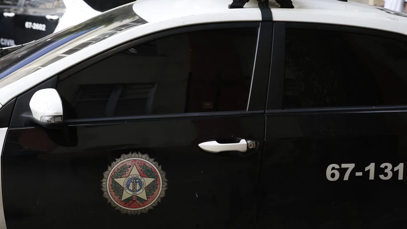 Viatura da Polícia Civil com o brasão da corporação em destaque