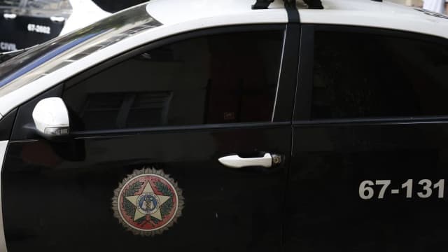 Viatura da Polícia Civil com o brasão da corporação em destaque