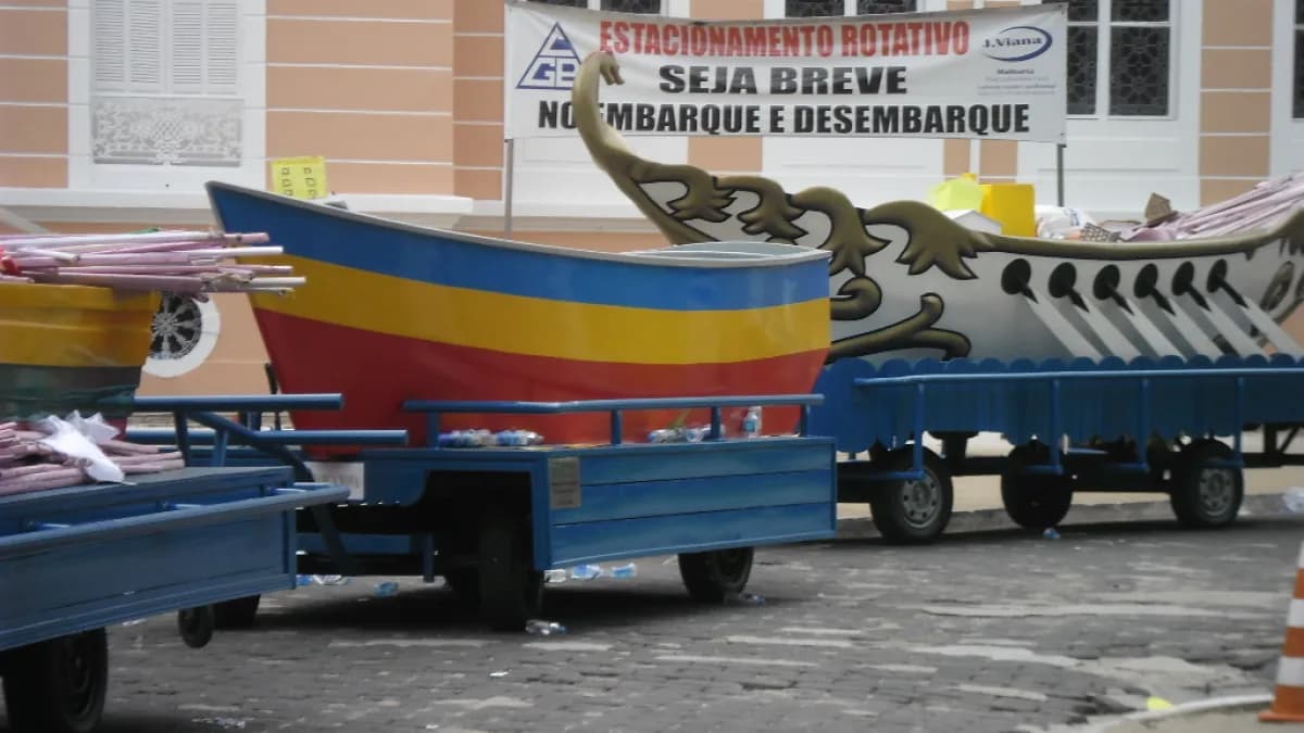 Carros decorados usados na procissão do Círio de Nazaré, em Belém