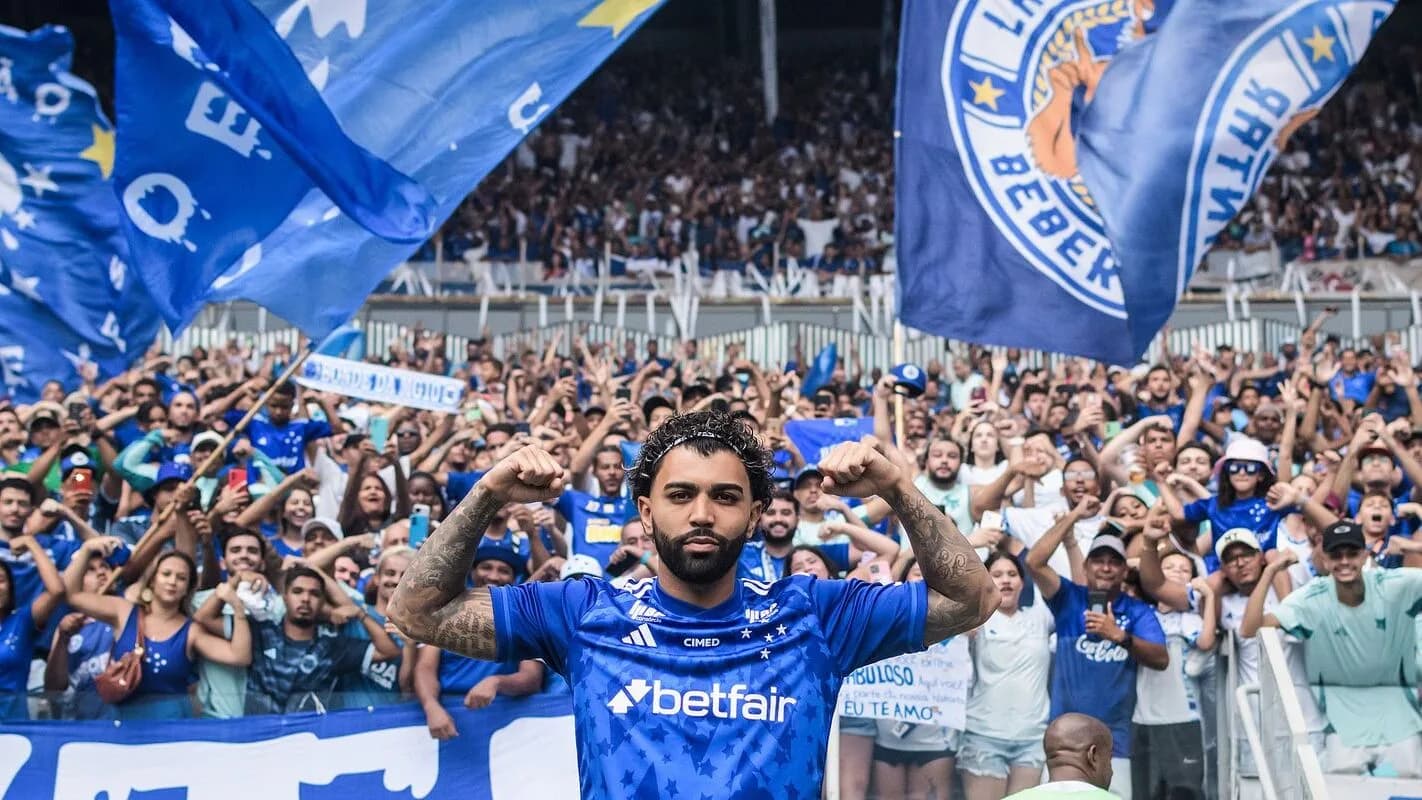 Gabigol é apresentado como jogador do Cruzeiro em um Mineirão lotado de torcedores