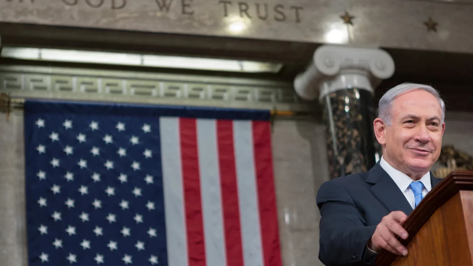 Benjamin Netanyahu discursa em pódio do Congresso dos Estados Unidos, com bandeira americana ao fundo