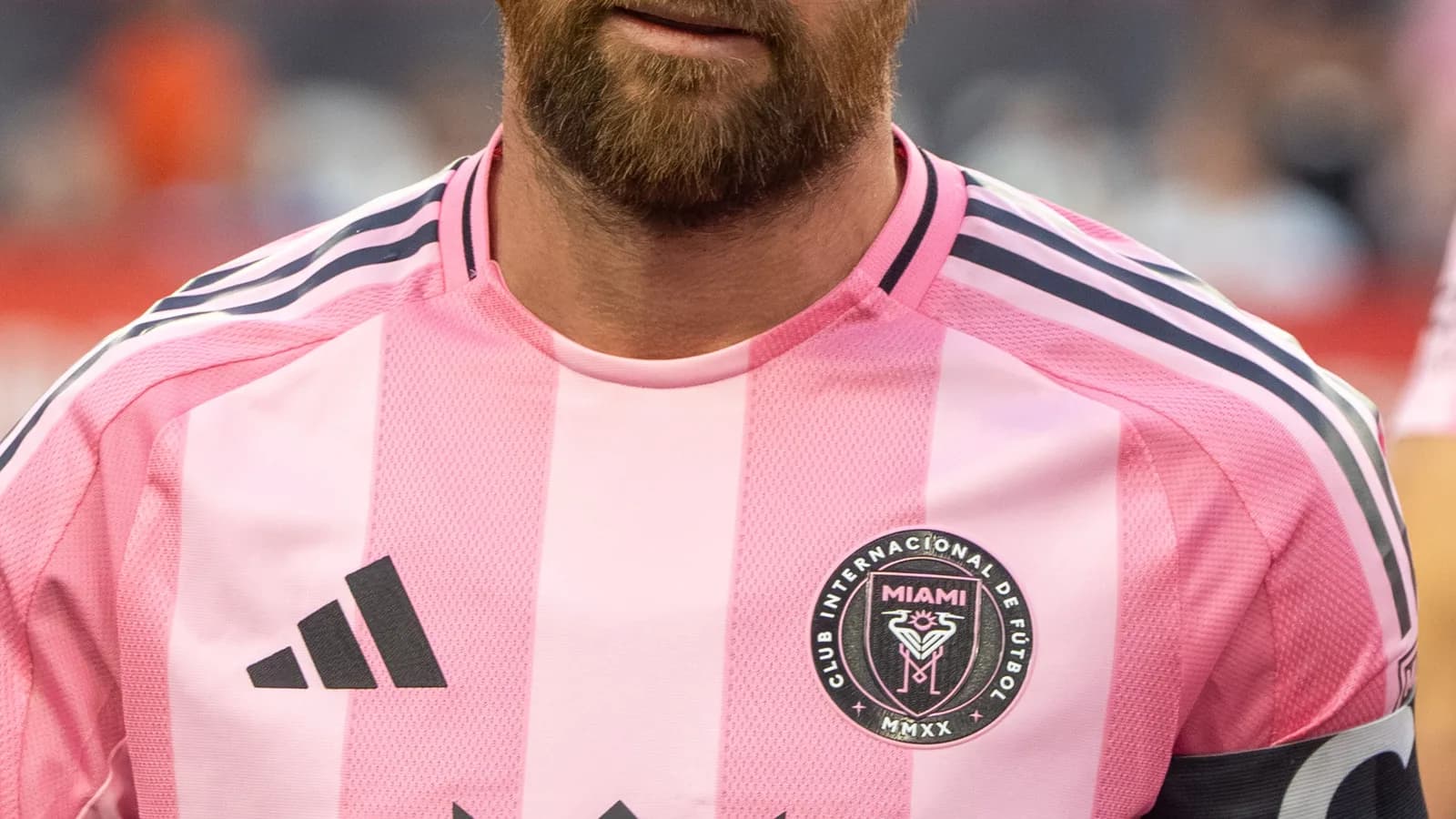 Lionel Messi em campo com o uniforme rosa do Inter Miami