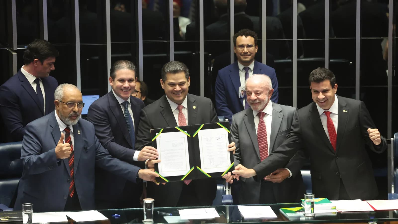 Davi Alcolumbre durante cerimônia de promulgação da PEC que acaba com a escala 6x1, no Senado