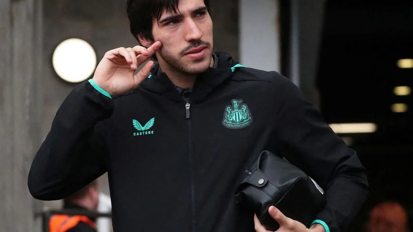 Sandro Tonali em campo, ainda com o uniforme do Newcastle, clube que defendeu antes do Tottenham