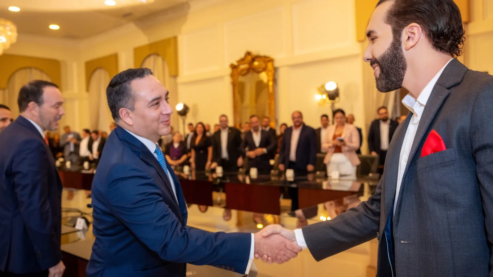 Nayib Bukele cumprimenta autoridade em evento oficial na presidência de El Salvador